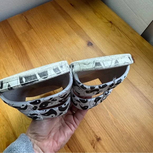 Freedom Moses, Ying, Yang, black and white slides size 4 girls - Picture 5 of 11